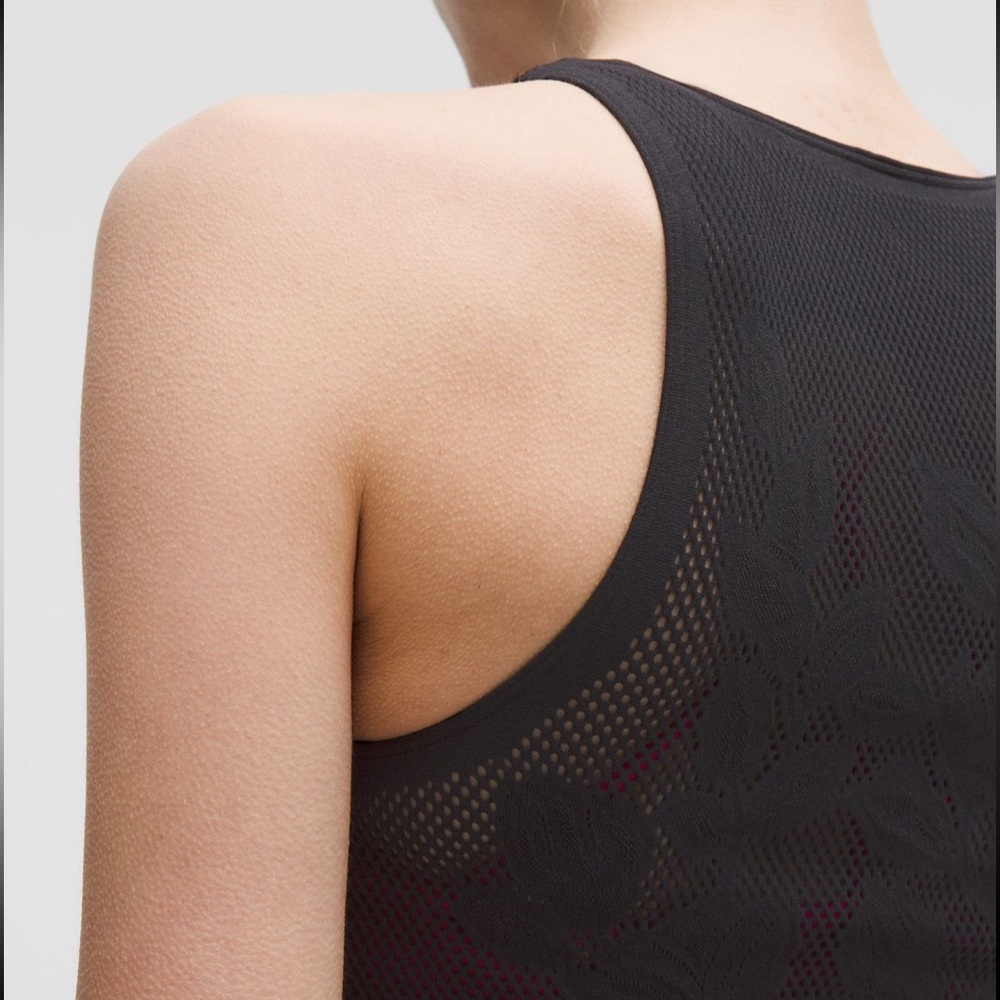 RevealKnit Floral Cropped Tank - Picture 2 of 6